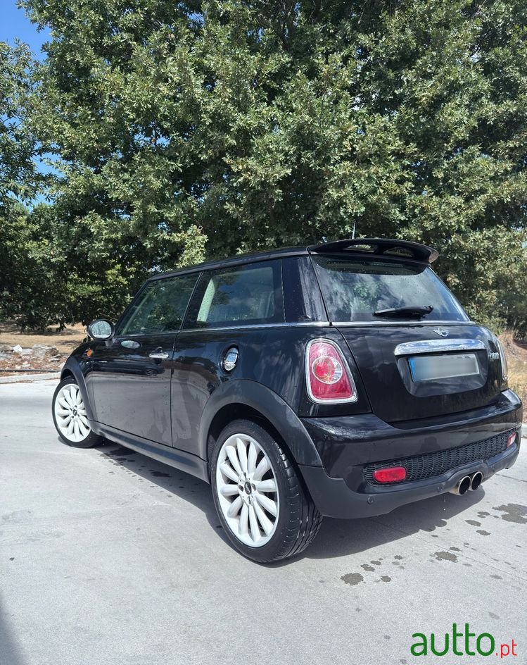 2010' MINI Cooper 3 Portas photo #3