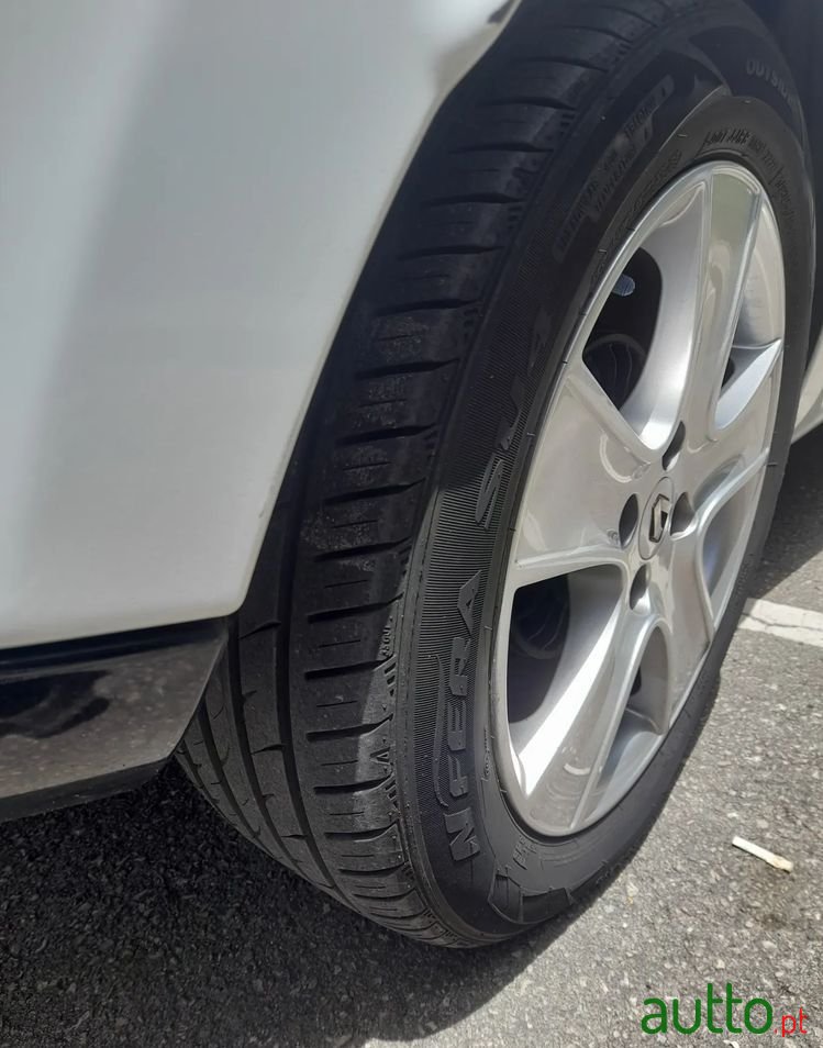 2014' Renault Clio Sport Tourer photo #4