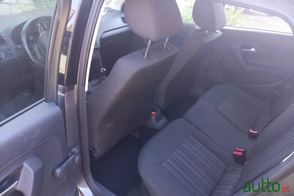 2015' Volkswagen Polo photo #6