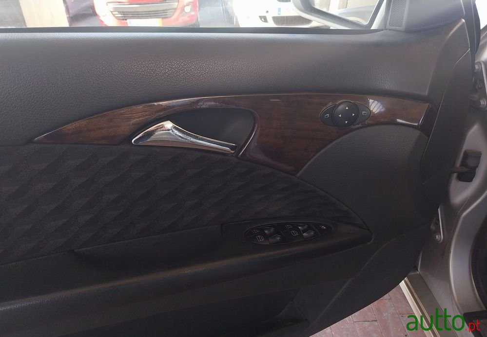 2004' Mercedes-Benz Classe E photo #3