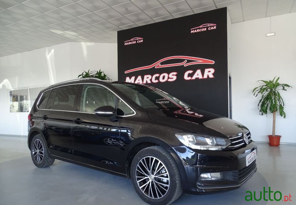 2019' Volkswagen Touran photo #1