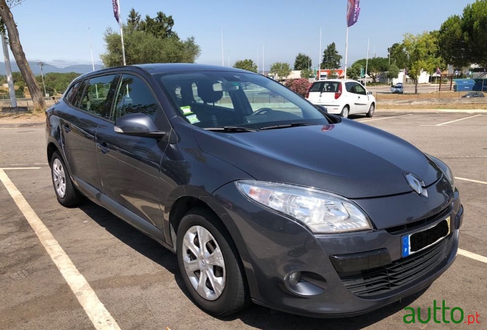 2011' Renault Megane Sport Tourer photo #2