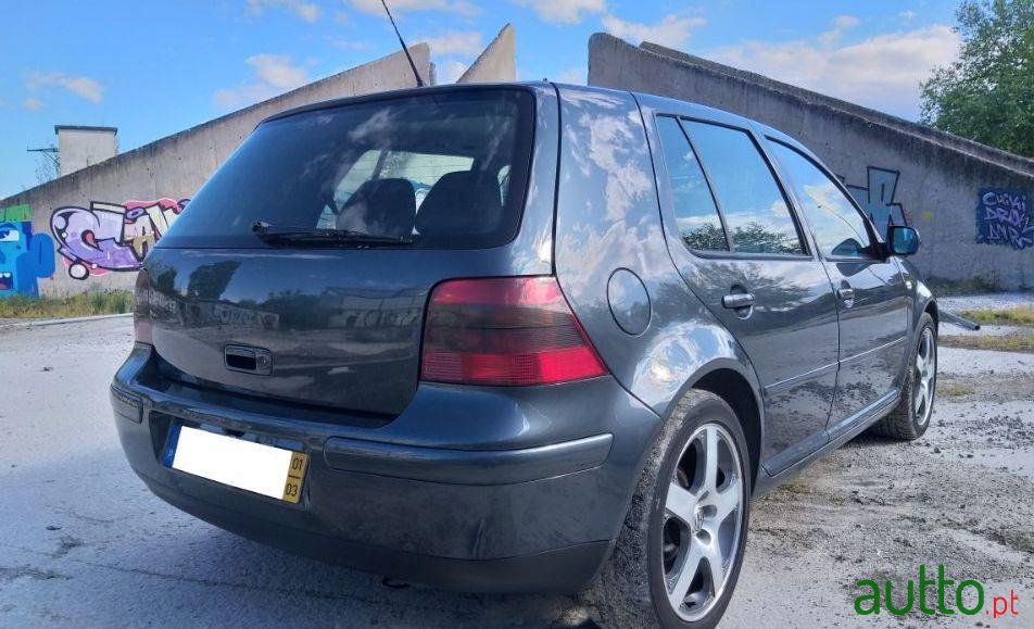 2001' Volkswagen Golf photo #4