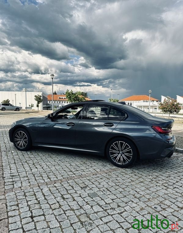 2020' BMW 330 E Pack M Auto photo #4