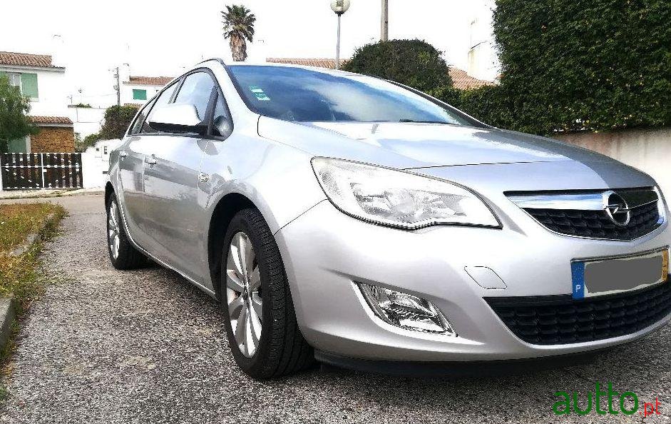 2011' Opel Astra Sport Tourer photo #3