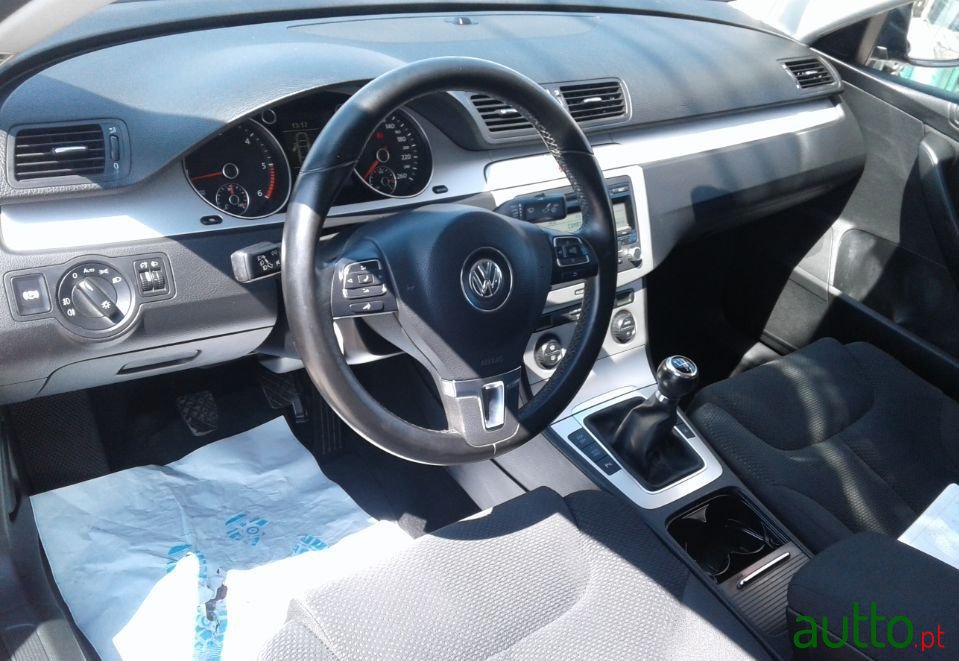 2010' Volkswagen Passat photo #4