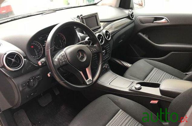 2012' Mercedes-Benz B-180 Be photo #2