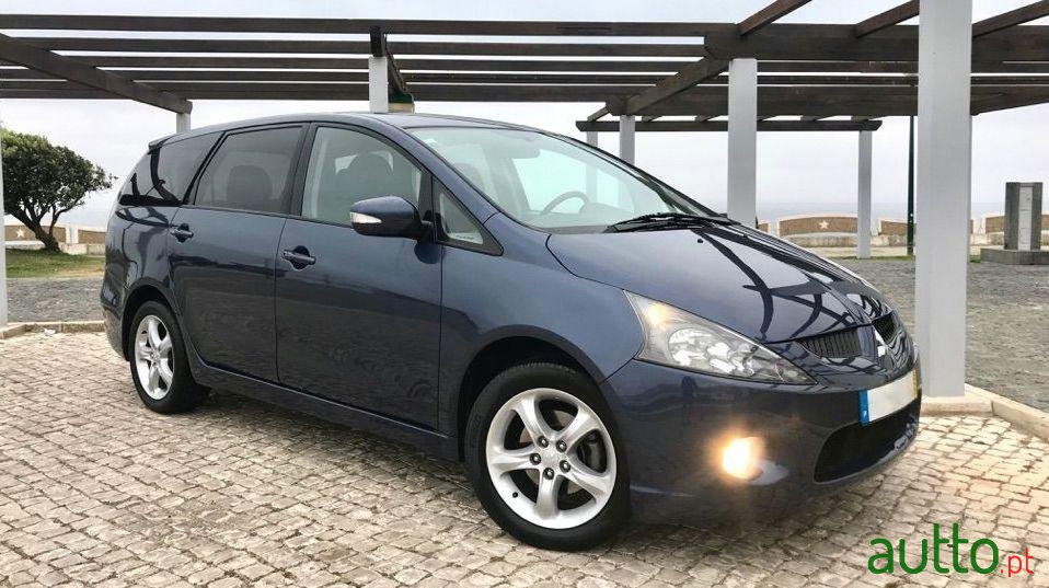 2005' Mitsubishi Grandis photo #1