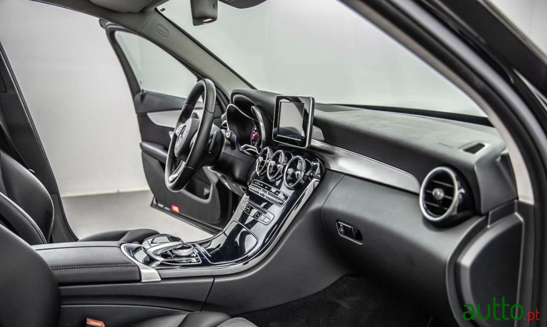 2017' Mercedes-Benz C-200 photo #6