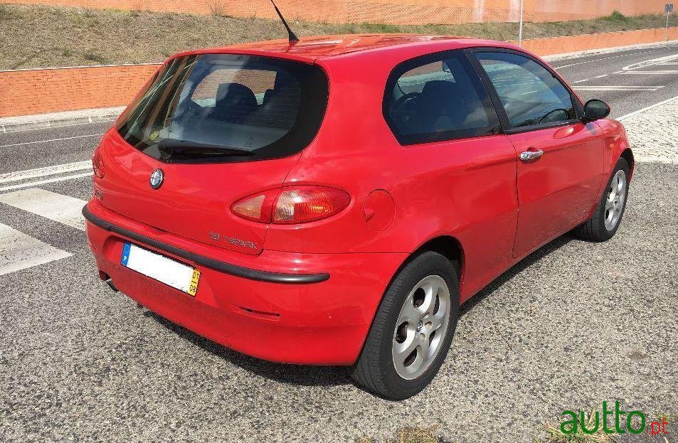 2001' Alfa Romeo 147 1.6 photo #1