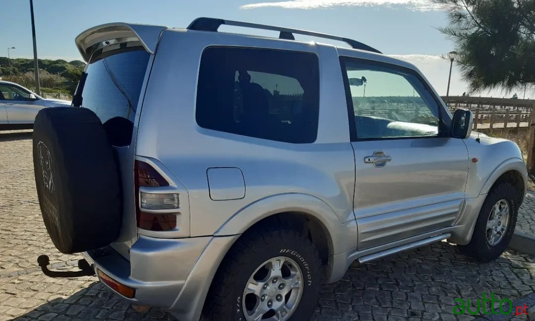 2000' Mitsubishi Pajero photo #2
