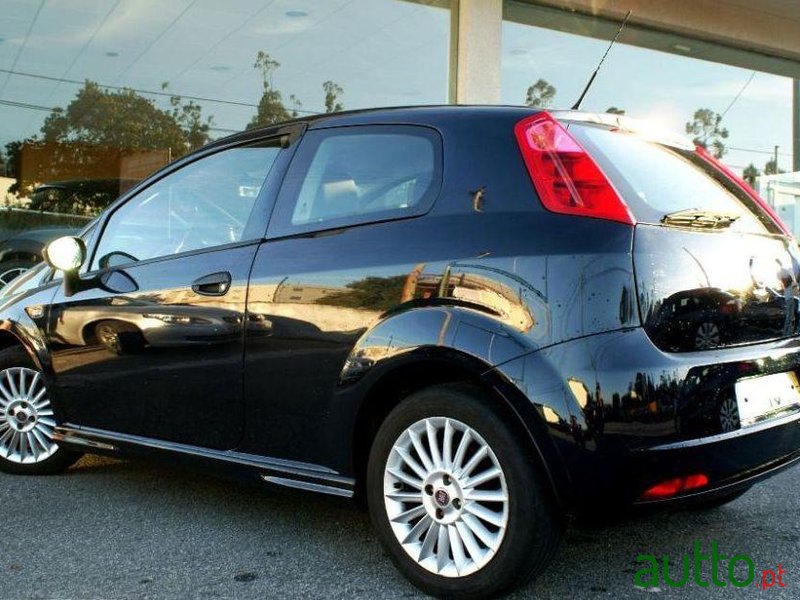 2011' Fiat Grande Punto photo #2