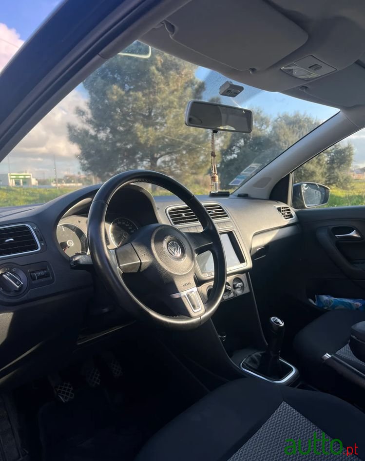 2010' Volkswagen Polo photo #5