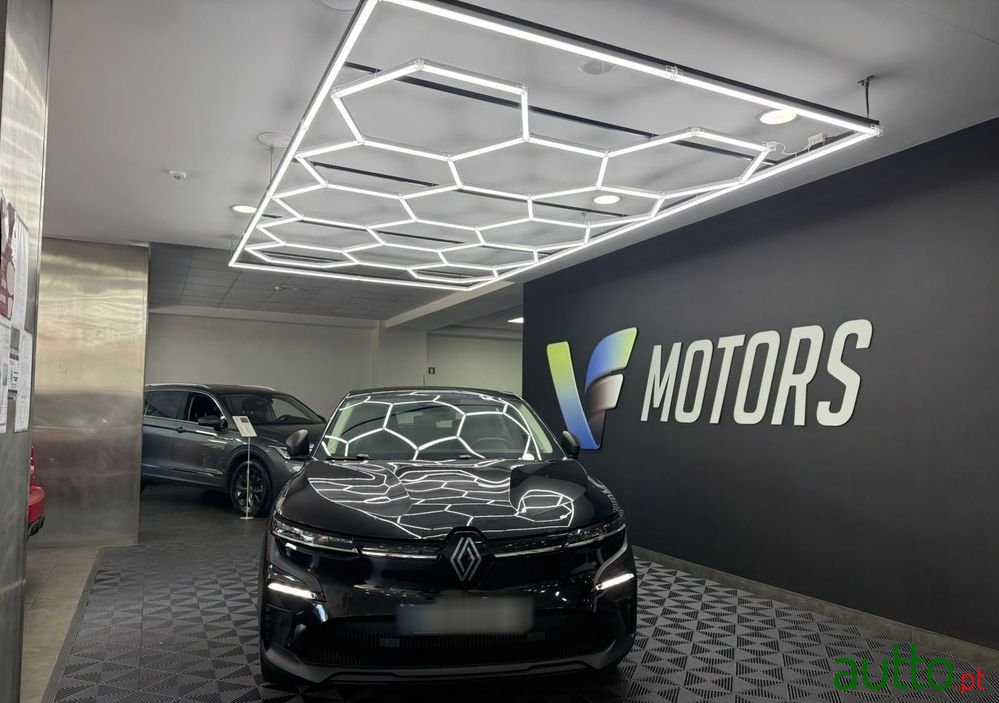 2023' Renault Megane E-Tech photo #2