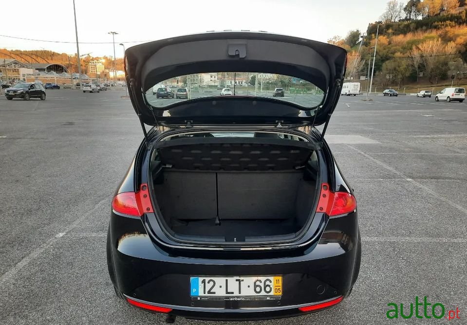 2011' SEAT Leon photo #5