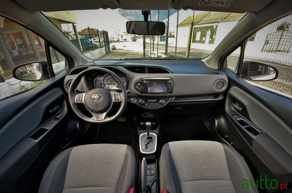 2017' Toyota Yaris photo #4