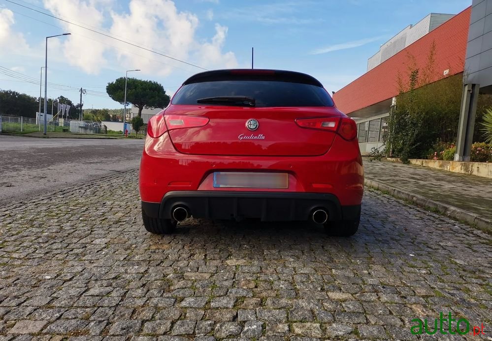 2014' Alfa Romeo Giulietta photo #2