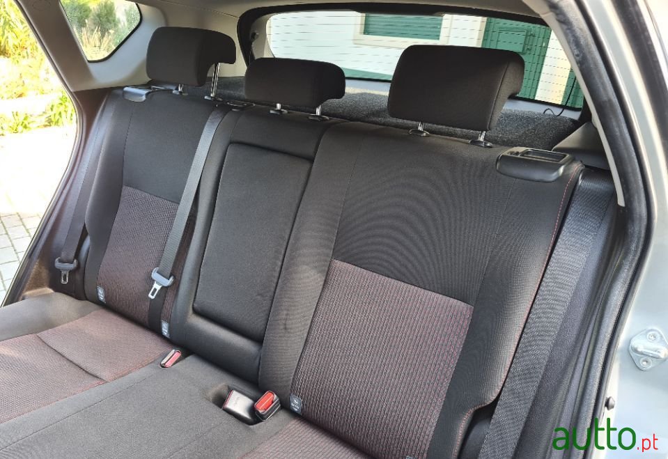 2013' Toyota Auris photo #6