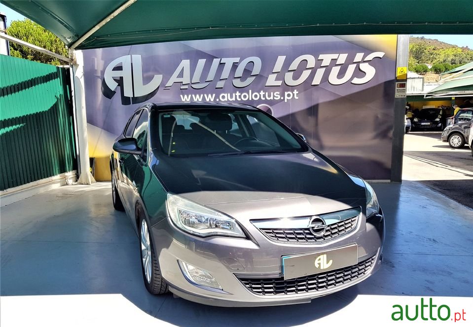 2011' Opel Astra photo #1