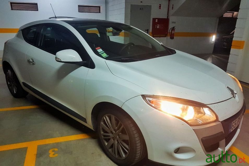 2011' Renault Megane Coupe photo #3