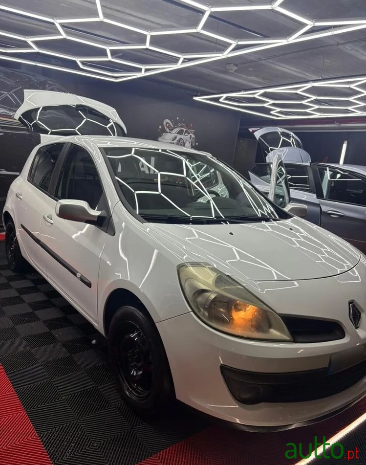 2008' Renault Clio photo #4