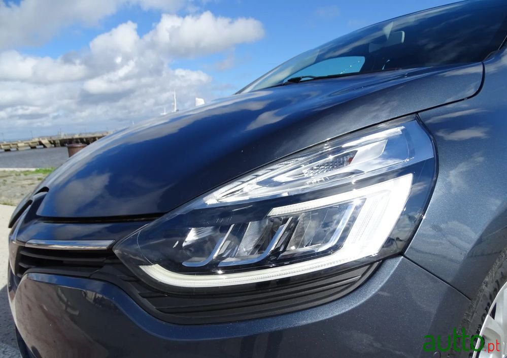 2018' Renault Clio Sport Tourer photo #3