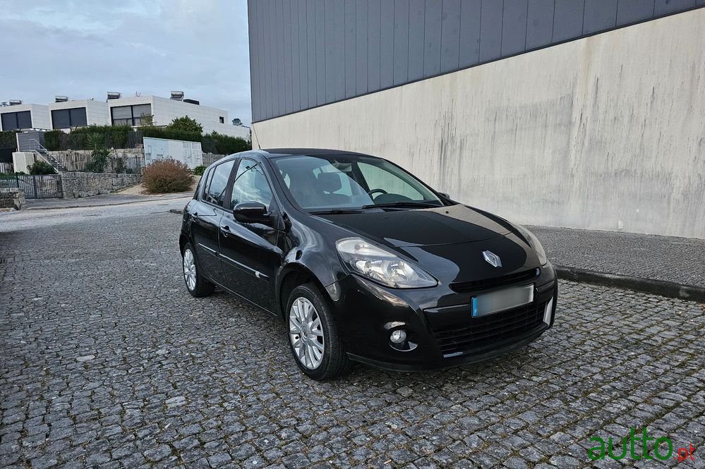 2011' Renault Clio photo #1
