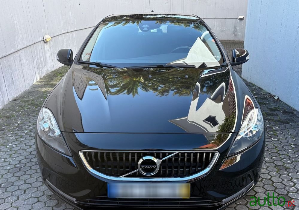 2017' Volvo V40 2.0 D2 Kinetic photo #3