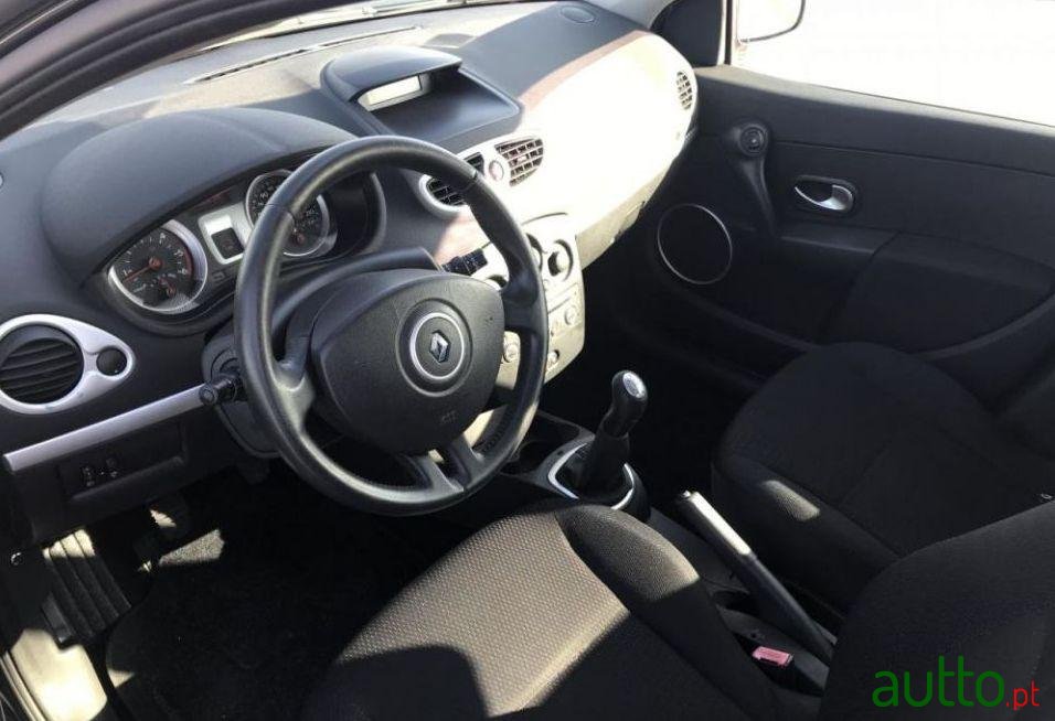 2006' Renault Clio photo #1