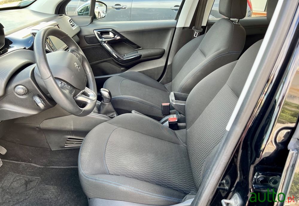 2019' Peugeot 208 photo #6