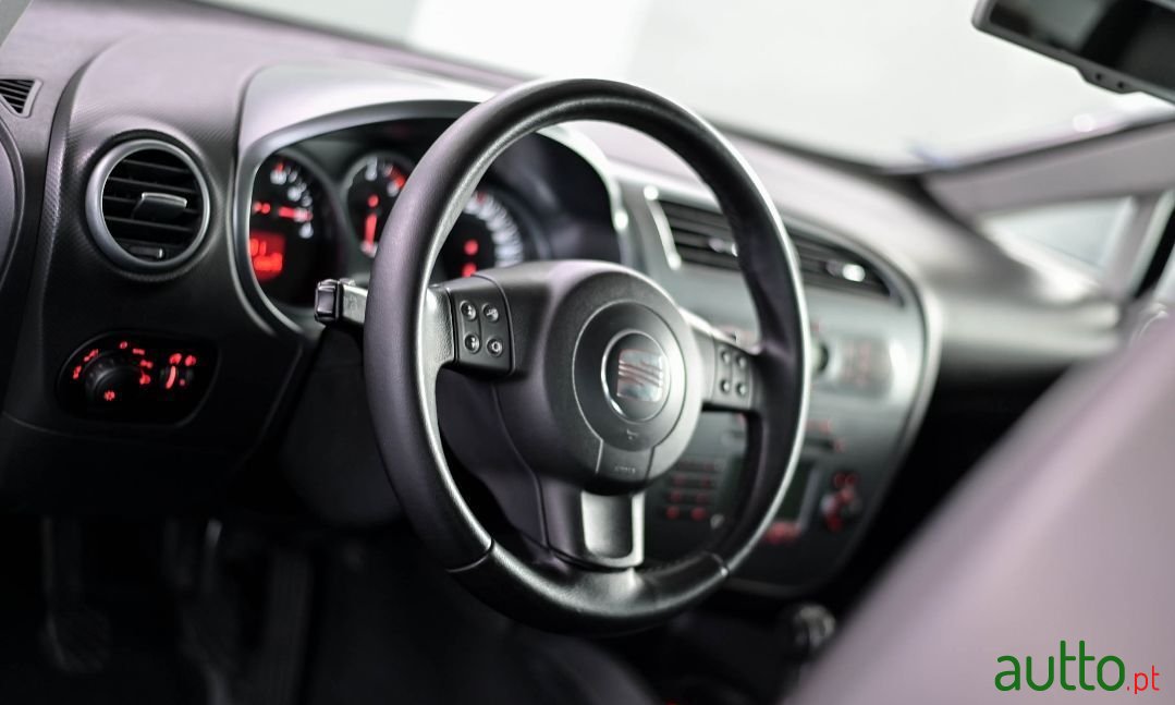 2008' SEAT Leon photo #6