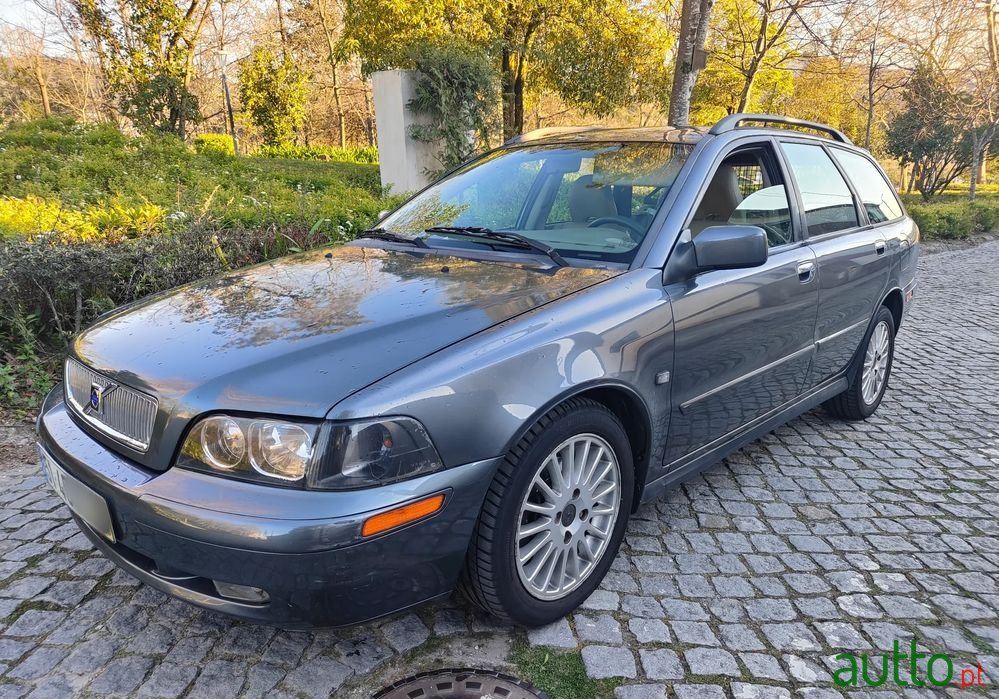 2002' Volvo V40 1.9 D Cr Sport photo #1