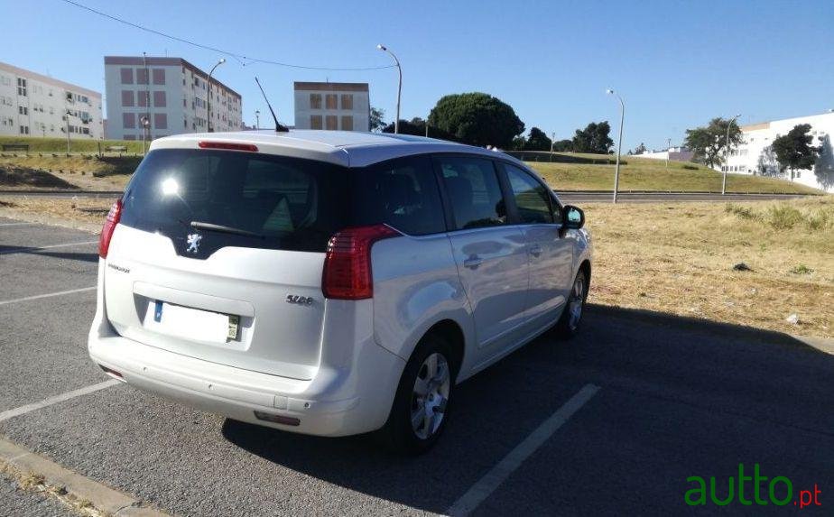 2010' Peugeot 5008 photo #1