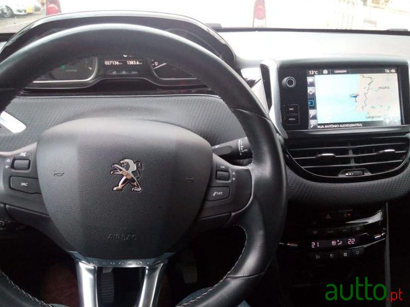 2015' Peugeot 2008 Allure 1.2 Vti photo #2