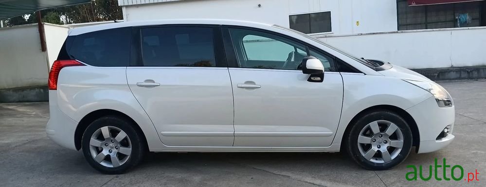 2011' Peugeot 5008 photo #2