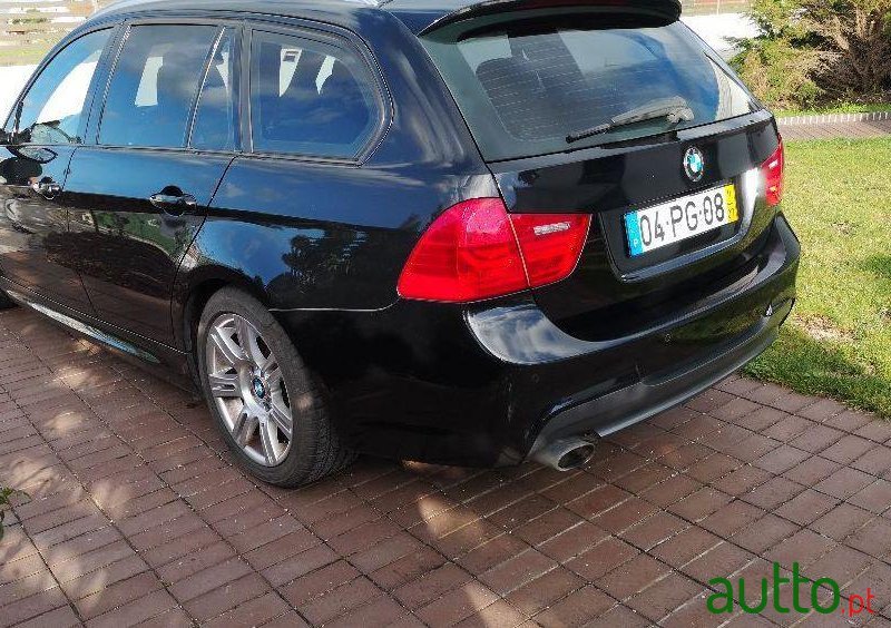 2011' BMW 320 Touring photo #1