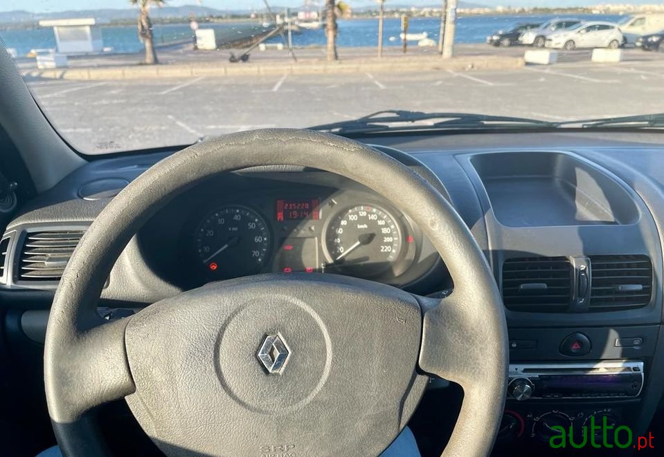 2004' Renault Clio photo #4