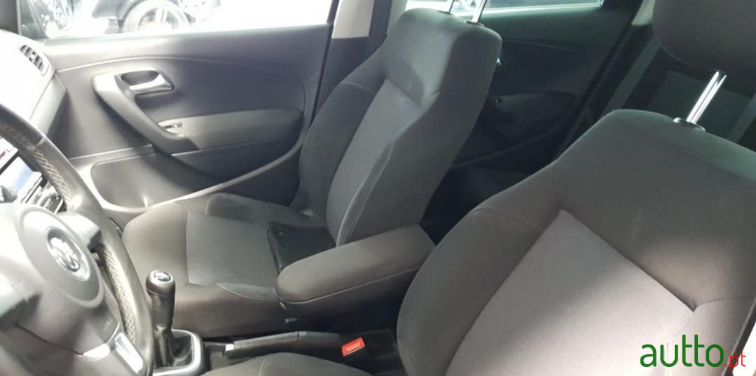 2011' Volkswagen Polo photo #2