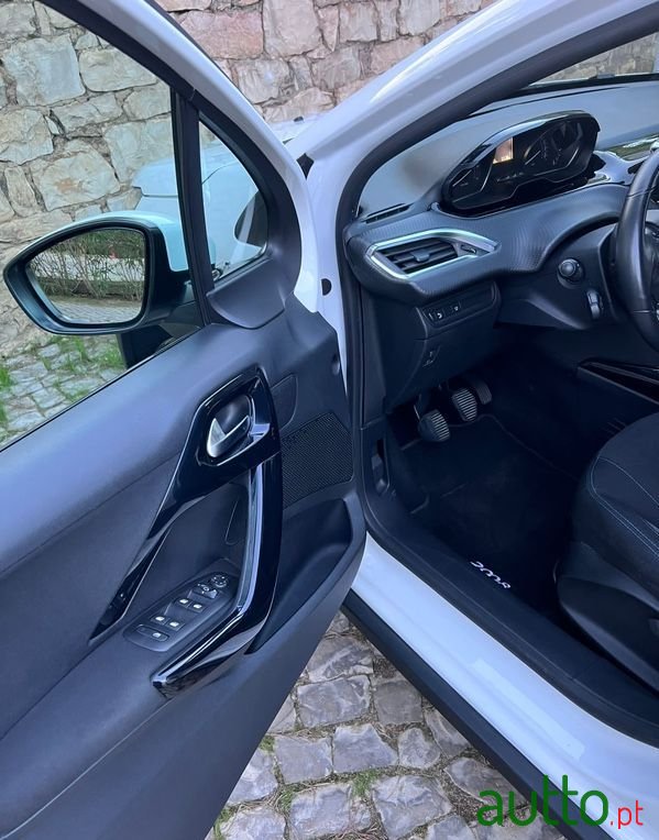 2019' Peugeot 2008 photo #5