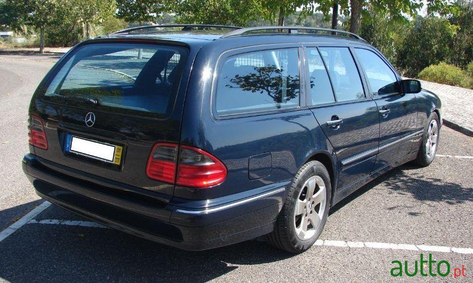 2001' Mercedes-Benz E-220 Avantgarde photo #1