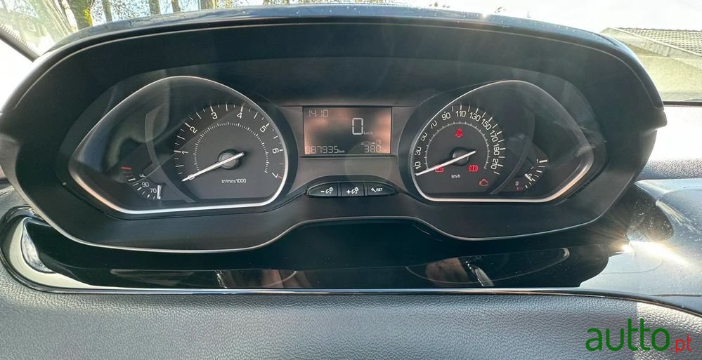 2015' Peugeot 208 Puretech photo #5