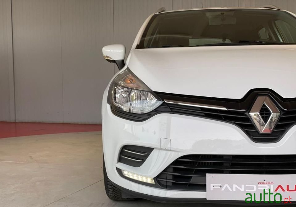 2017' Renault Clio Sport Tourer photo #3