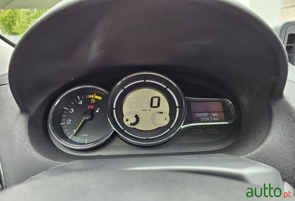 2011' Renault Megane Sport Tourer photo #4