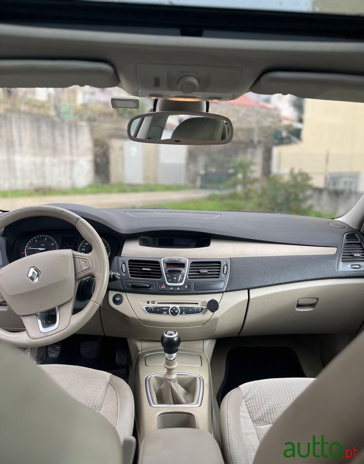 2008' Renault Laguna Break photo #5