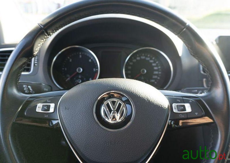 2015' Volkswagen Polo Confortline 1.4 photo #2