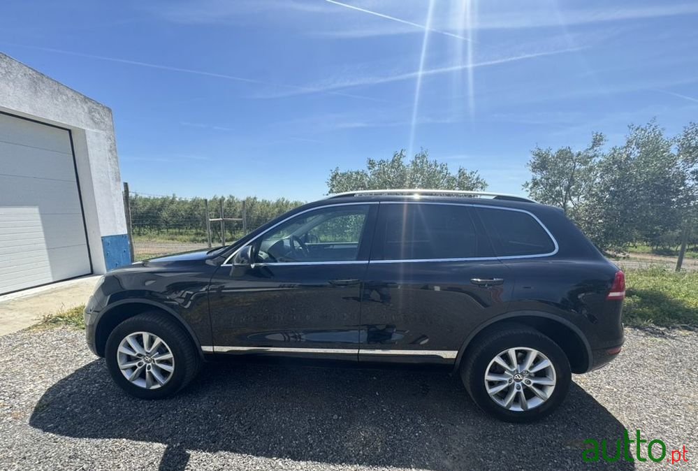 2012' Volkswagen Touareg photo #1