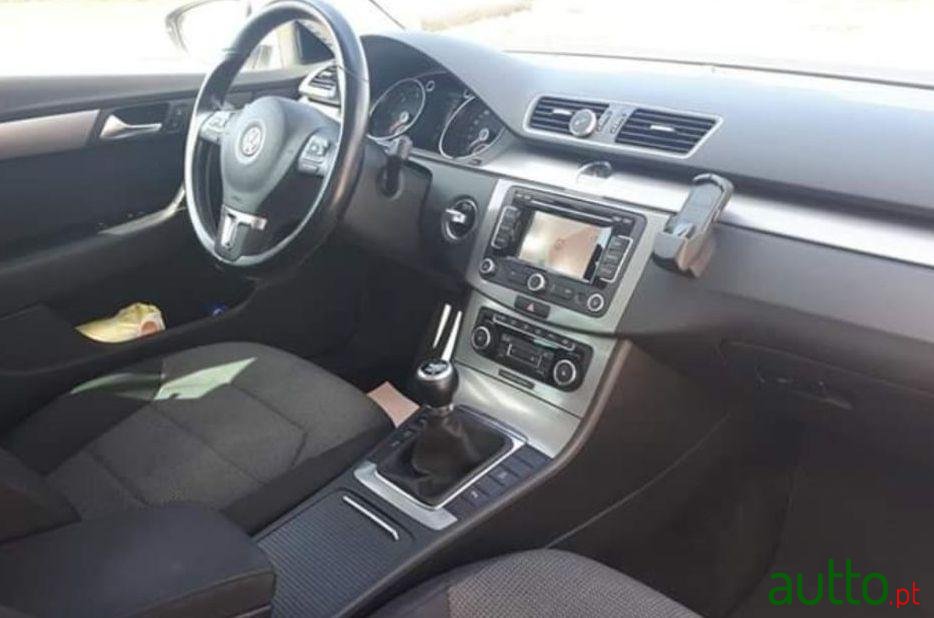 2011' Volkswagen Passat Variant photo #2