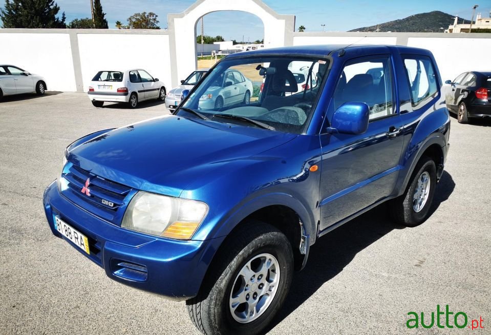 2001' Mitsubishi Pajero photo #2