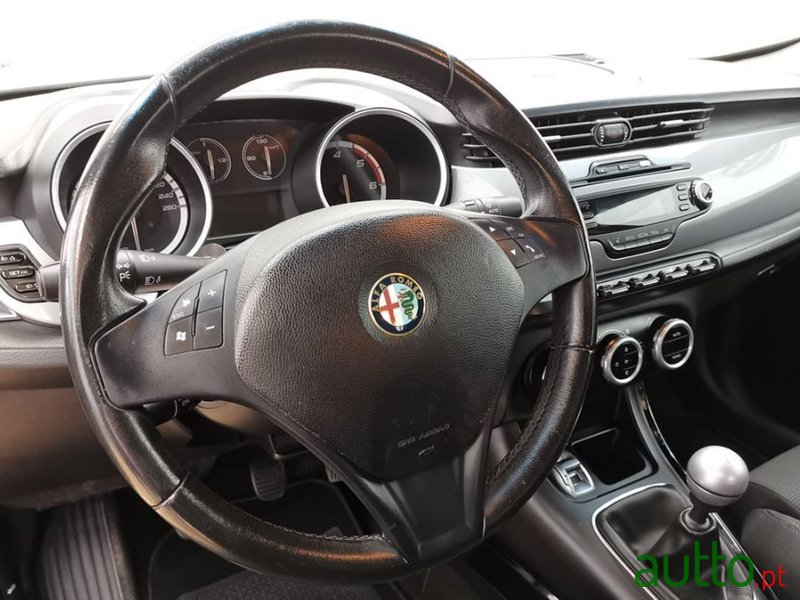 2012' Alfa Romeo Giulietta photo #2