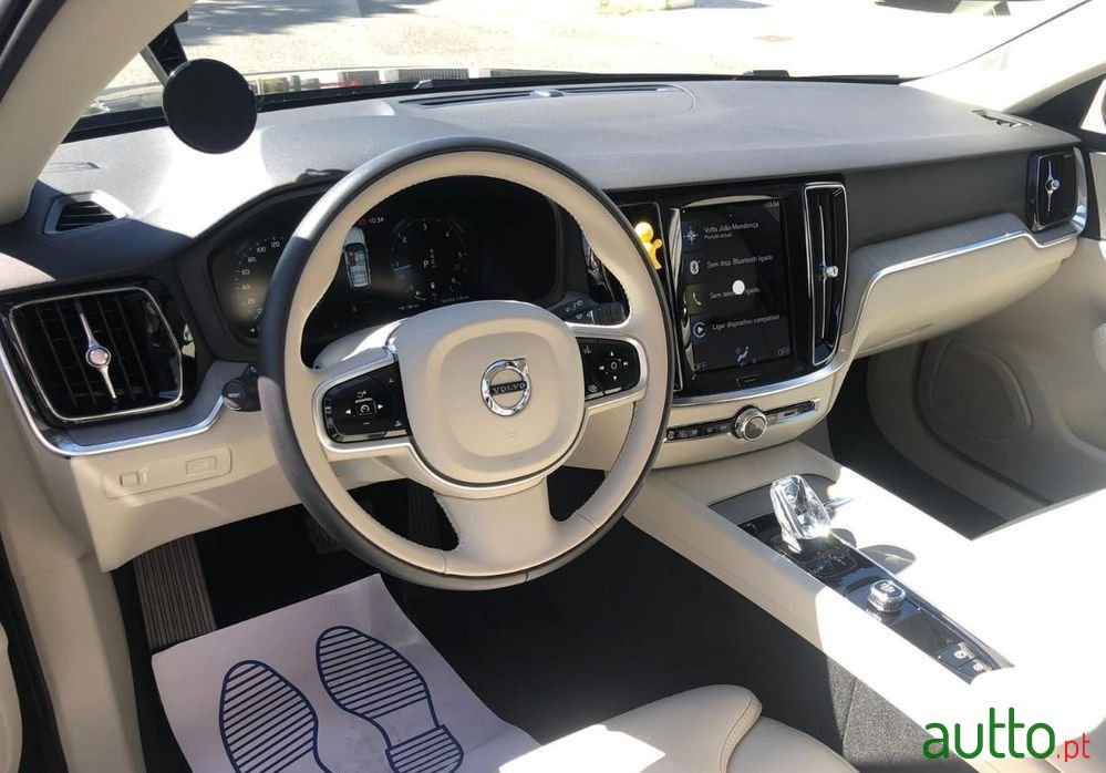 2021' Volvo V60 photo #2